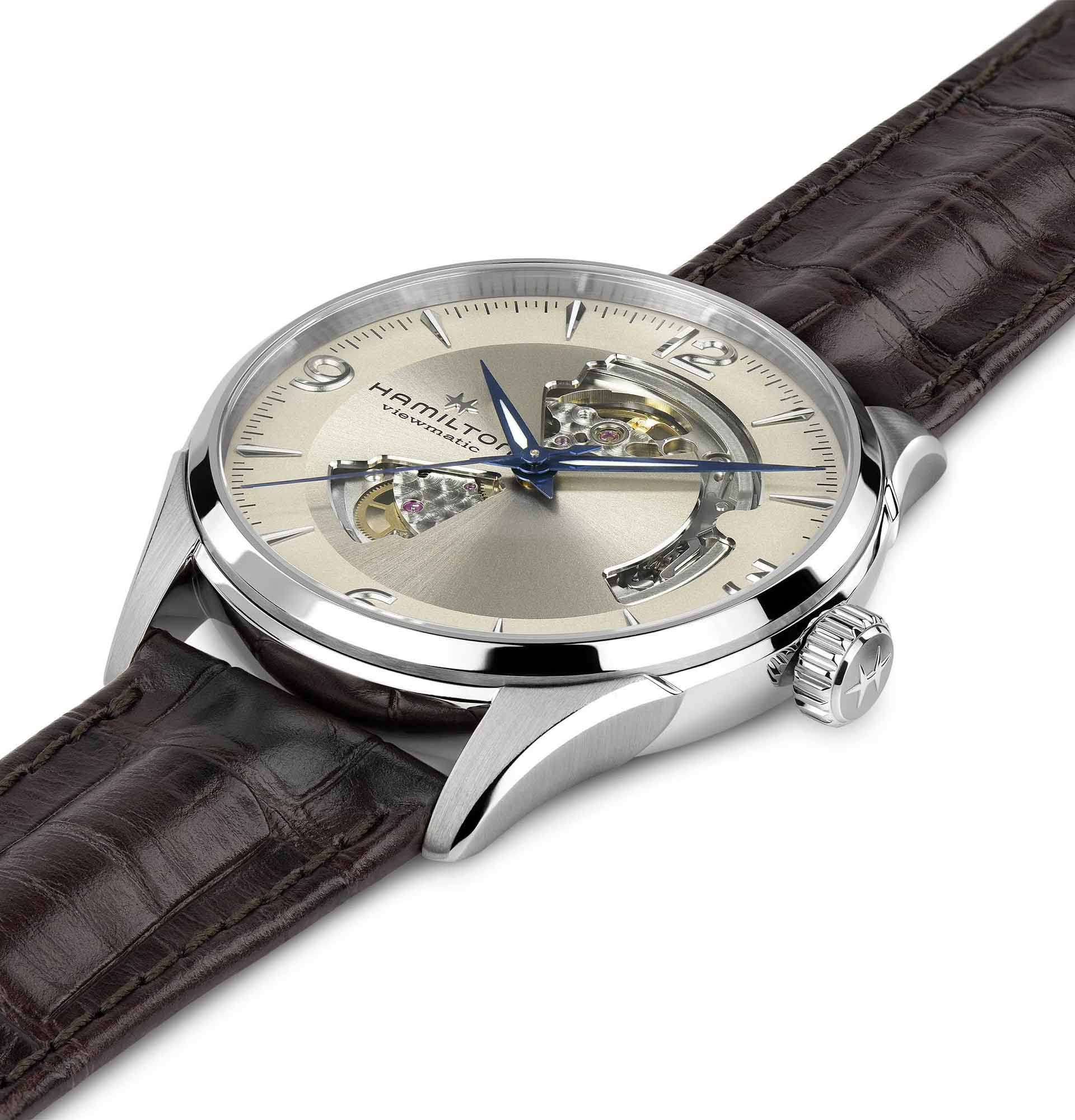 Nivachron™ denge yayına sahip, 80 saatlik üstün güç rezervli, H-10 otomatik kalibre. Safir kristal cam,  5 bar (50m) suya dayanıklıdır.