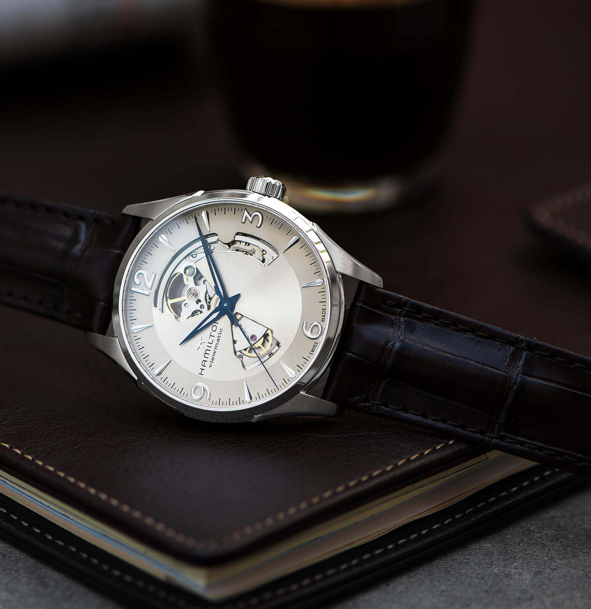 Nivachron™ denge yayına sahip, 80 saatlik üstün güç rezervli, H-10 otomatik kalibre. Safir kristal cam,  5 bar (50m) suya dayanıklıdır.