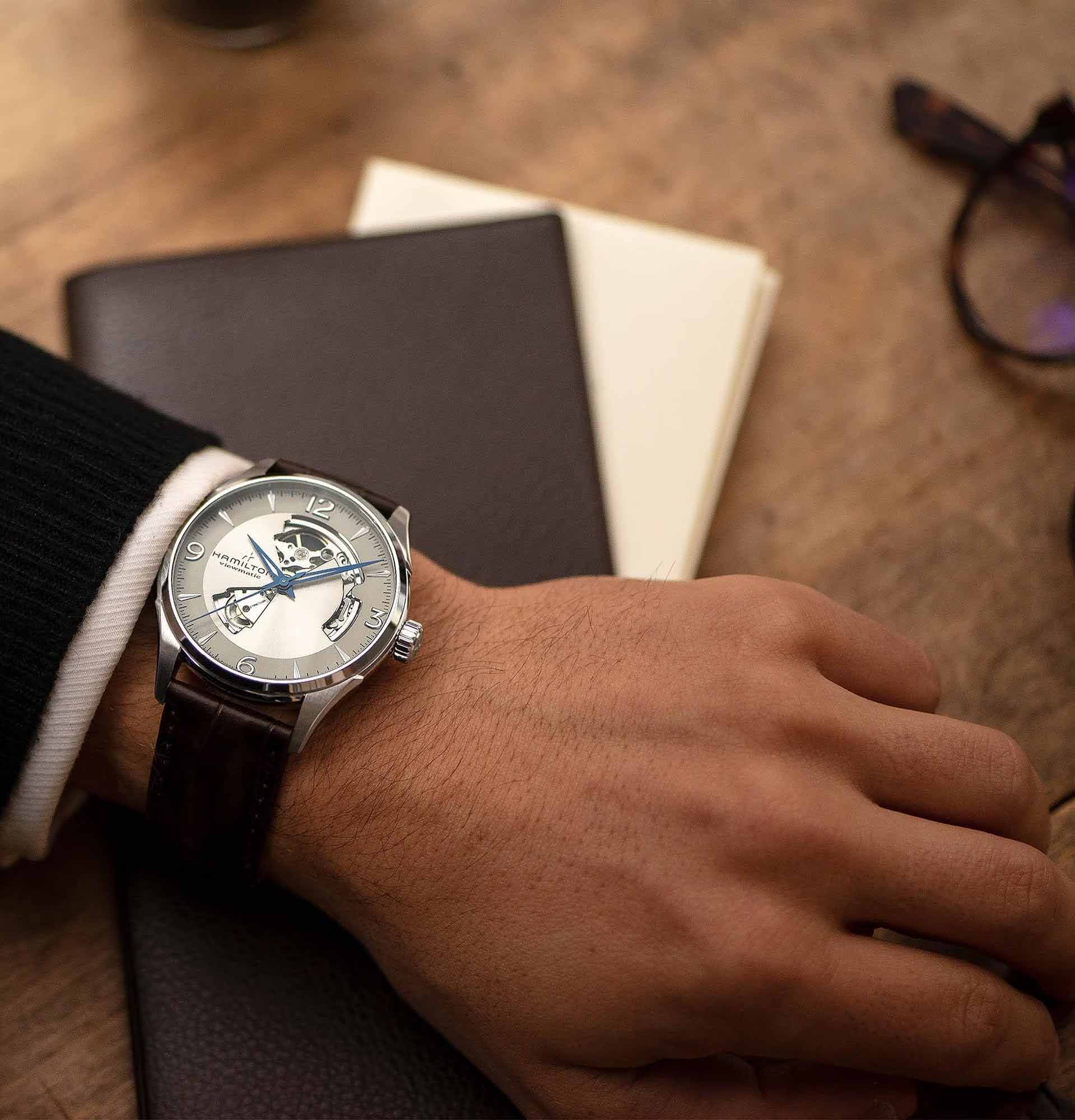 Nivachron™ denge yayına sahip, 80 saatlik üstün güç rezervli, H-10 otomatik kalibre. Safir kristal cam,  5 bar (50m) suya dayanıklıdır.